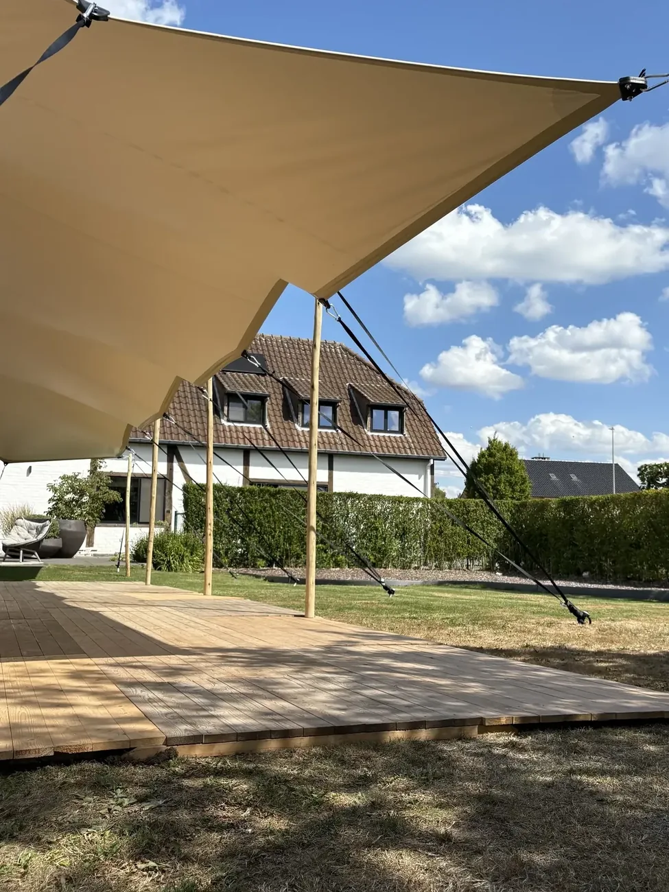 Stretchtent met houten vlonder overdag Limburg