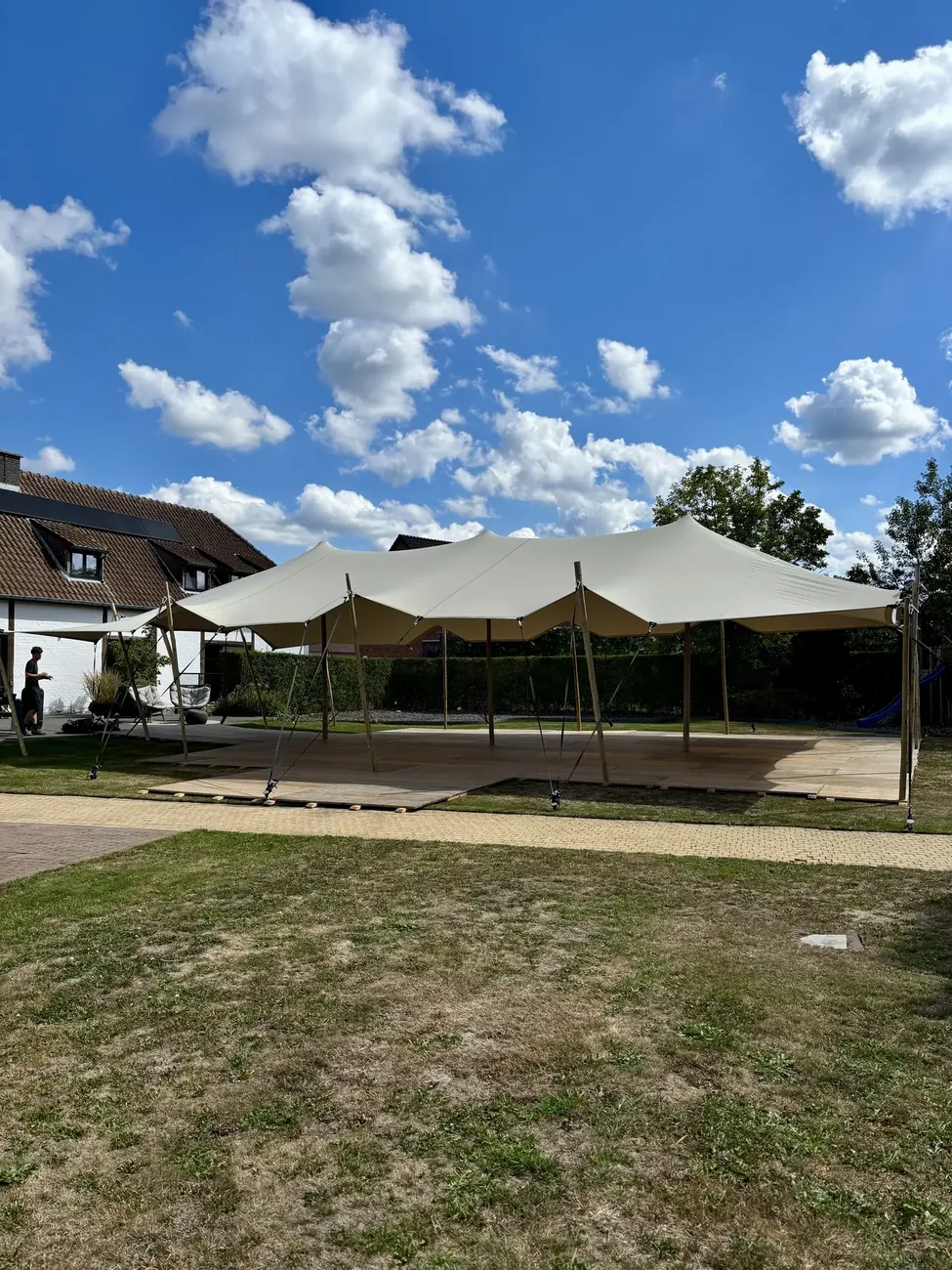Grote stretchtent houten vloer zomer Limburg