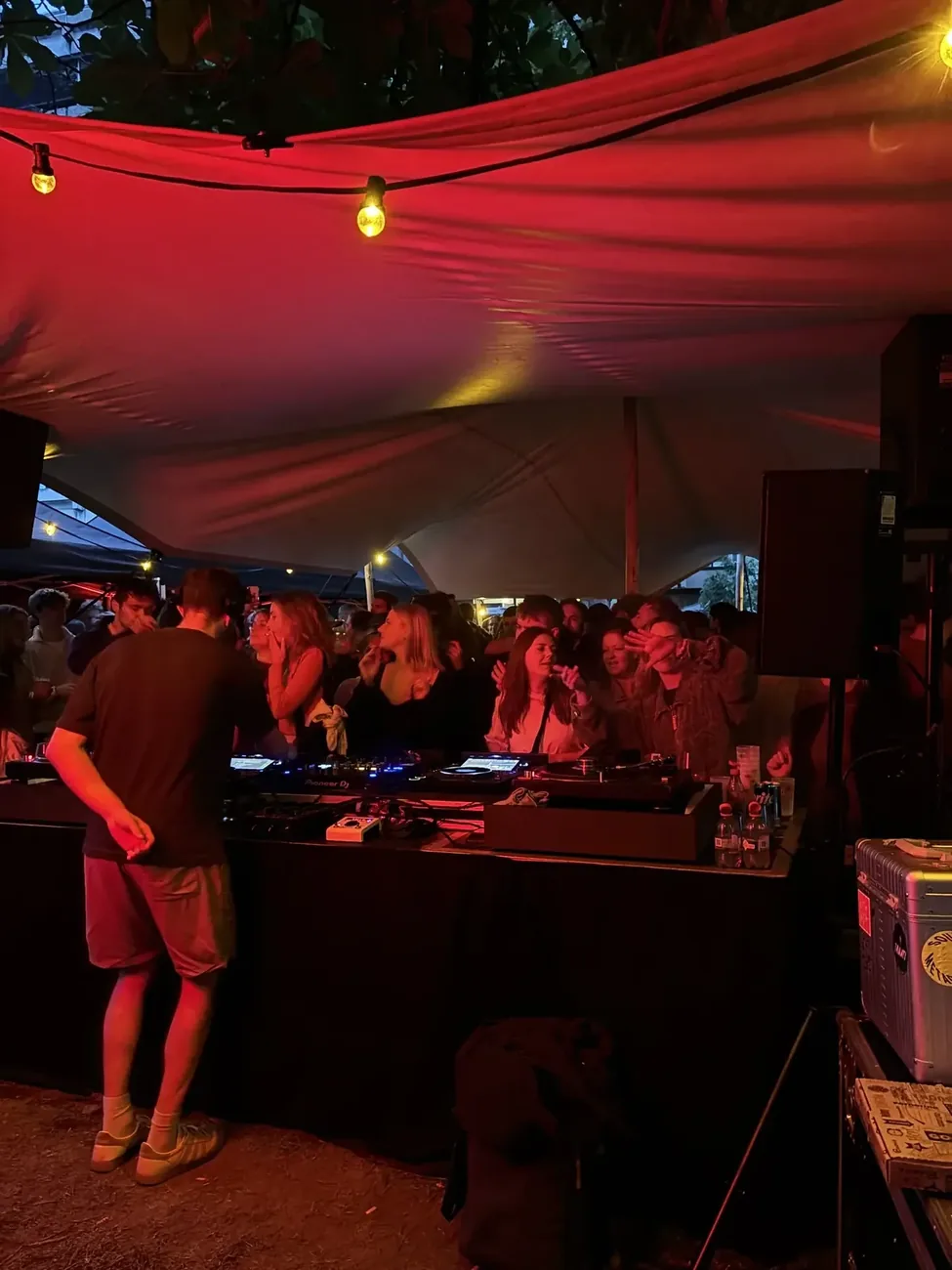 Muziekinstallatie tent huren Limburg