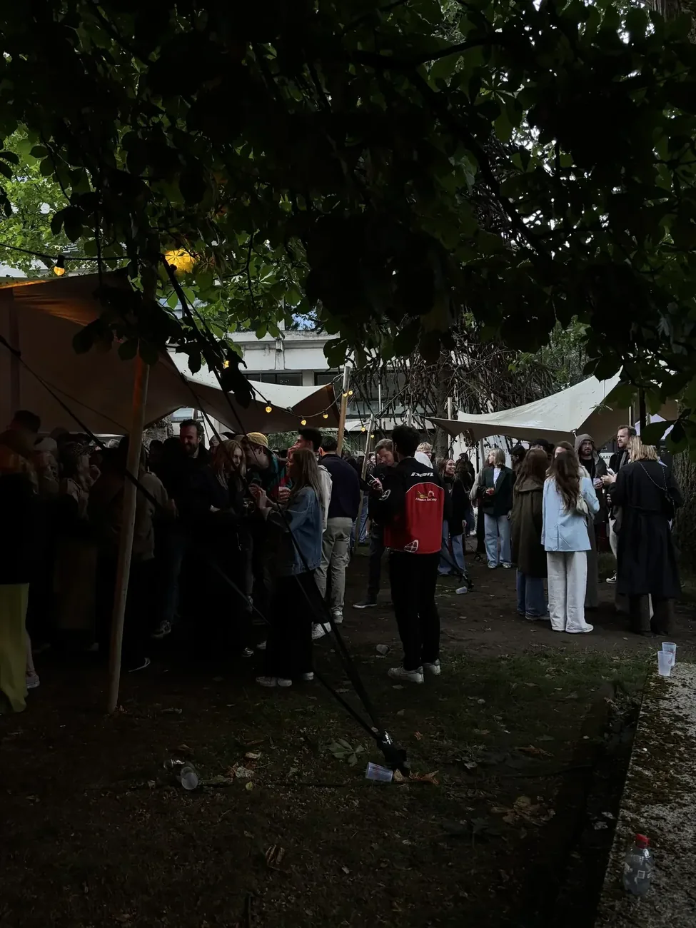 Stretchtent avond sfeerverlichting mensen Limburg