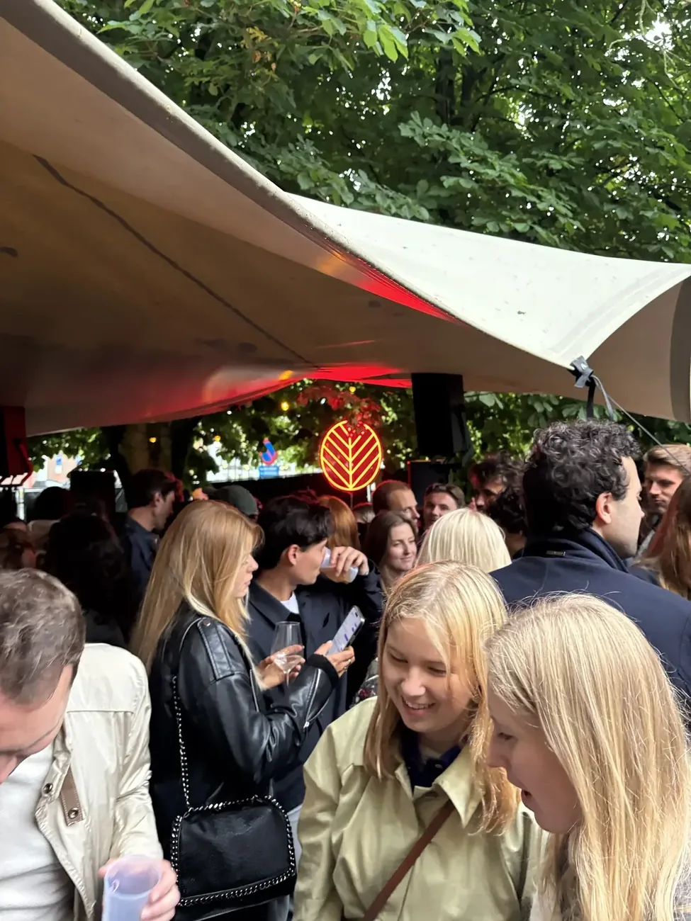 Stretchtent buiten event overdag mensen Limburg