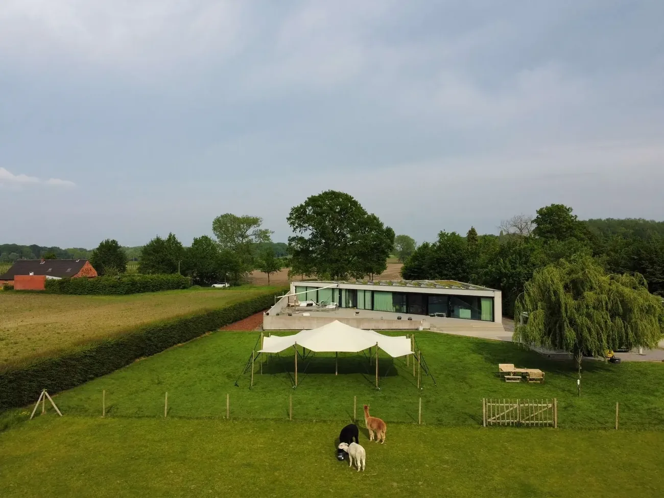 Stretchtent huren landelijk Limburg drone