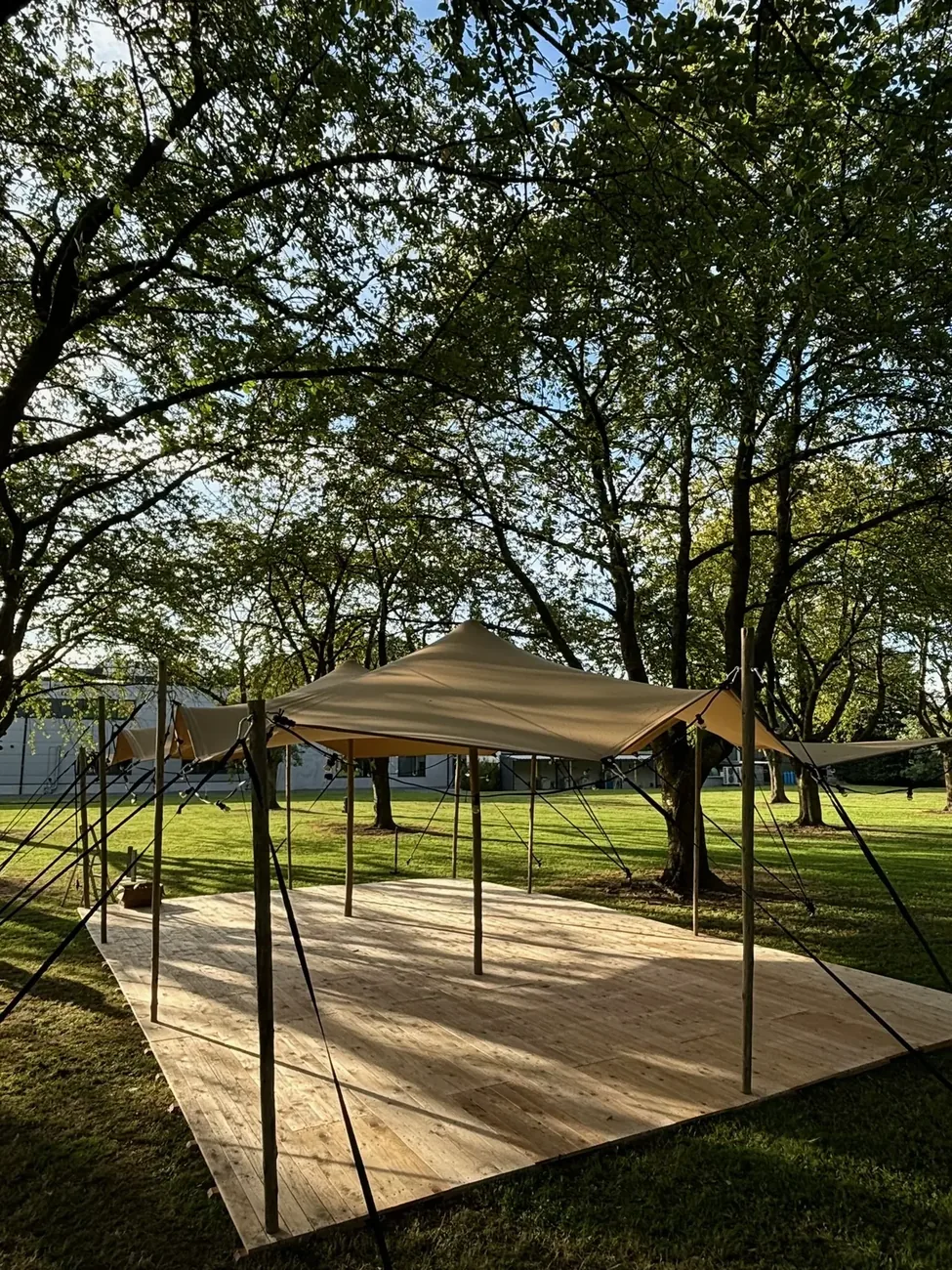 Stretchtent houten vlonder opbouw park Limburg