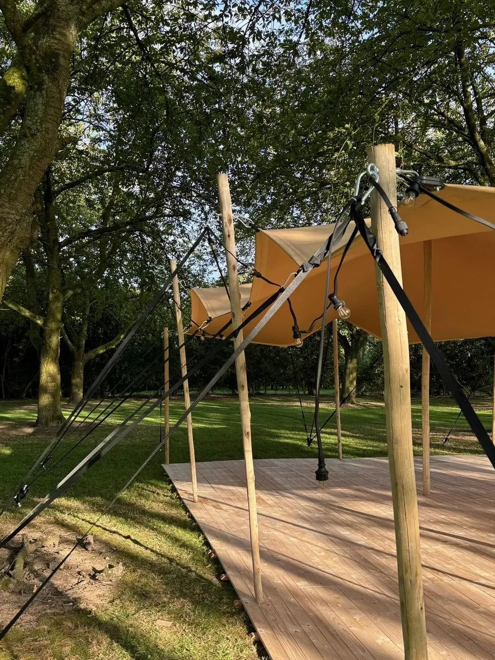 Detail stretchtent constructie houten vloer Limburg