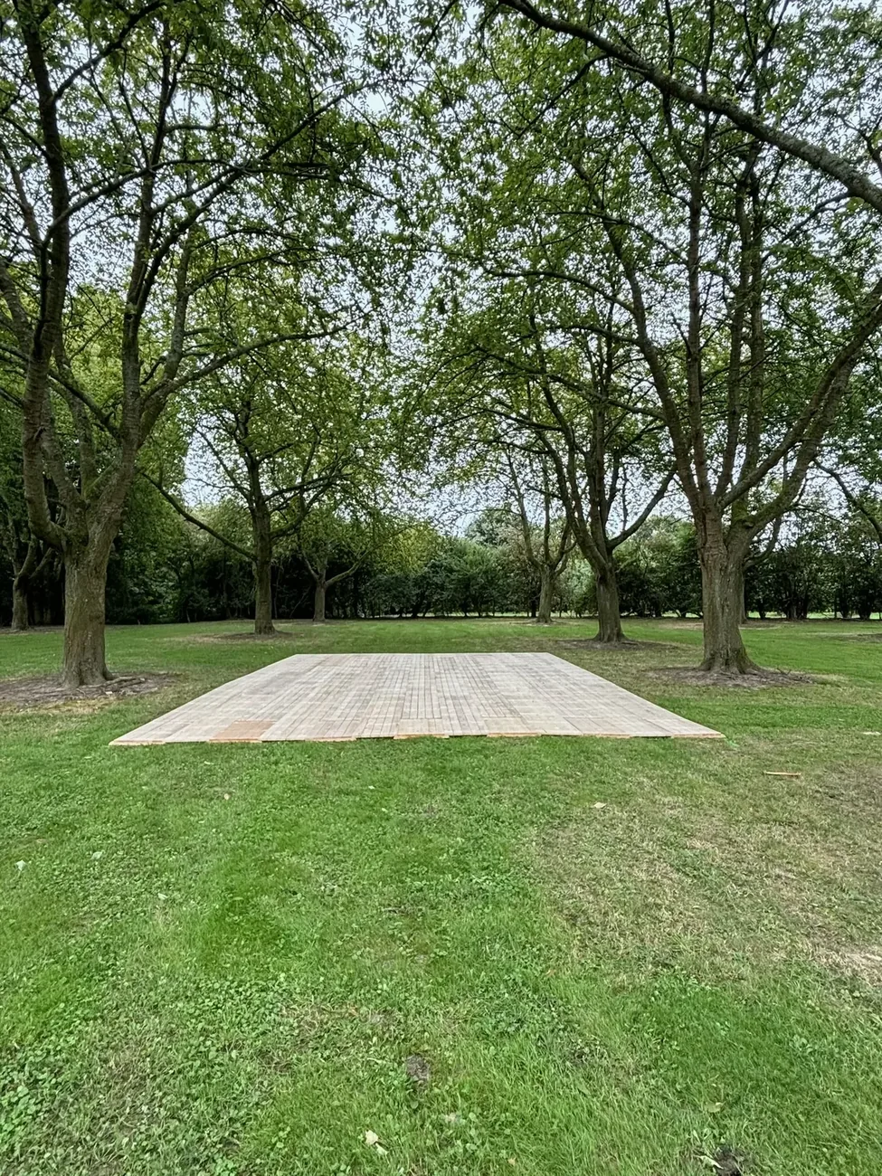 Houten vlonder klaar voor opbouw stretchtent