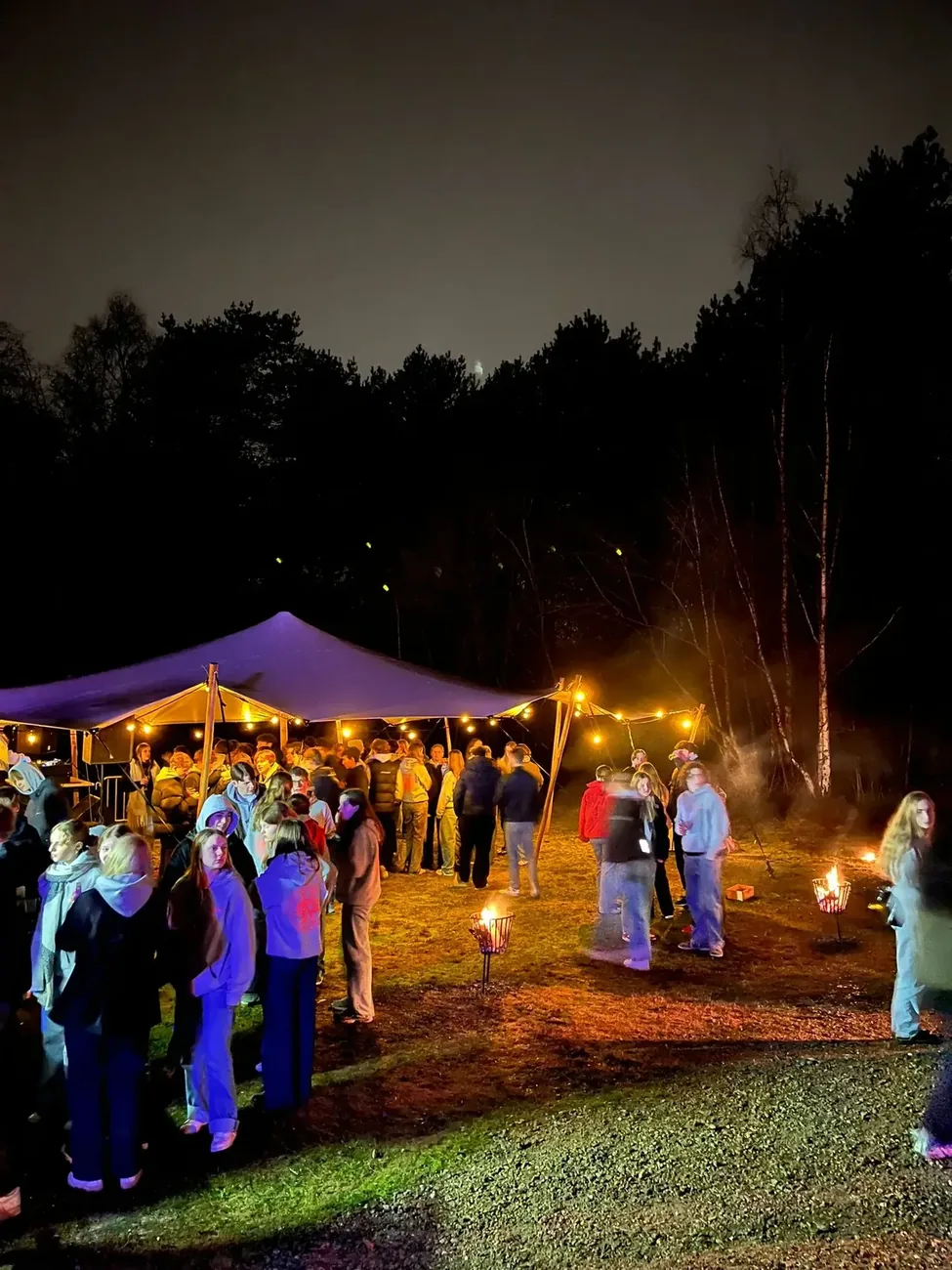 Stretchtent nacht fakkelverlichting sfeer Limburg