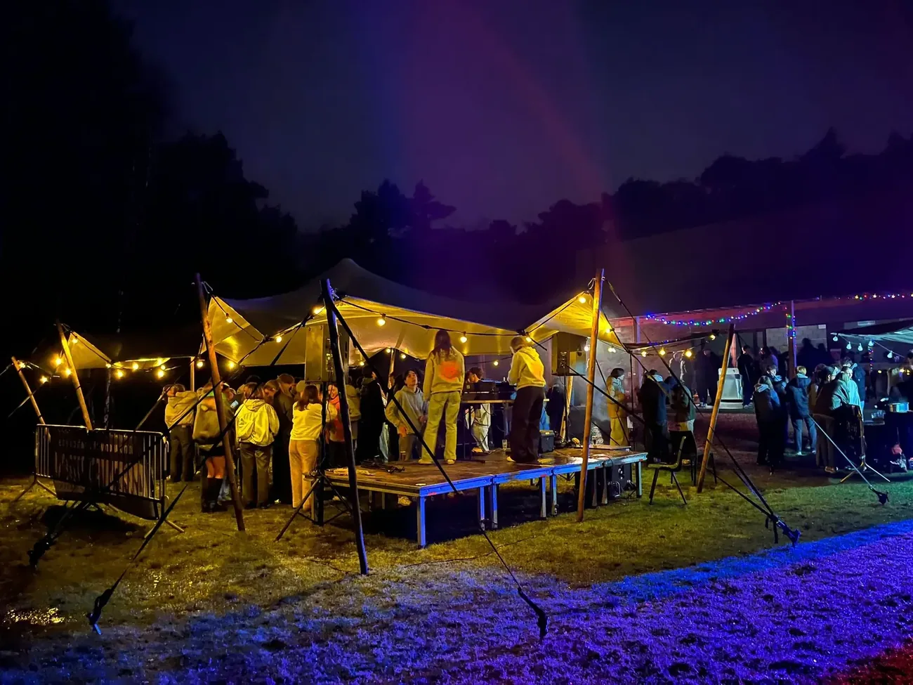Meerdere stretchtenten festival nacht Limburg