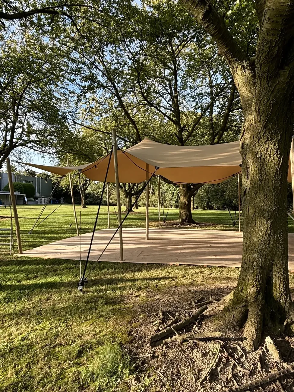 Stretchtent houten vloer zonnig park Limburg