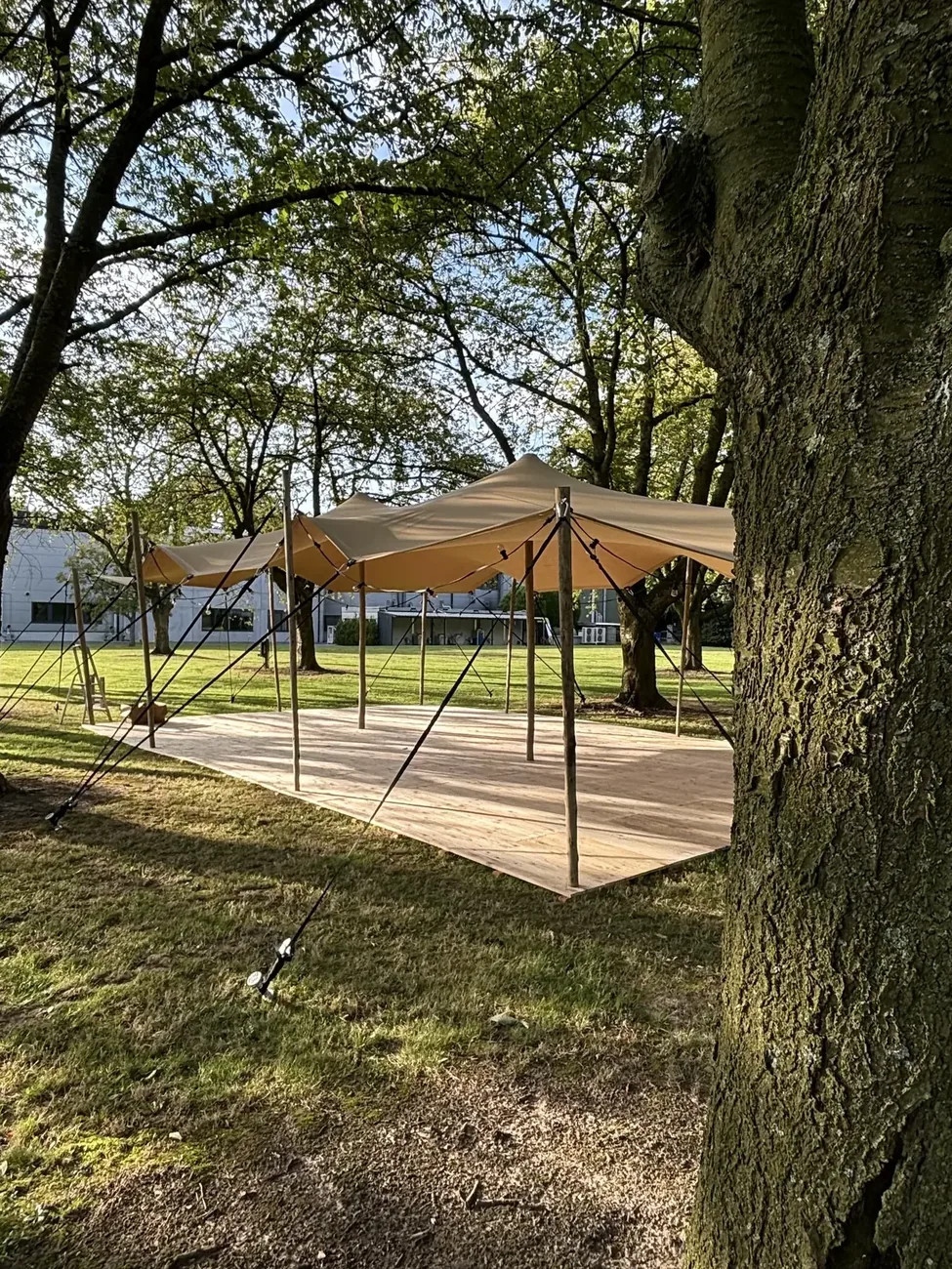 Stretchtent houten vlonder tuin Hasselt